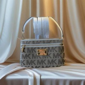 Micheal Kors wristlets light brown color. It is an amazing bag